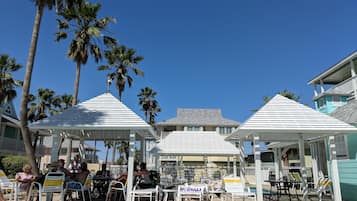 2 kolam renang outdoor, dengan cabana gratis dan kursi berjemur