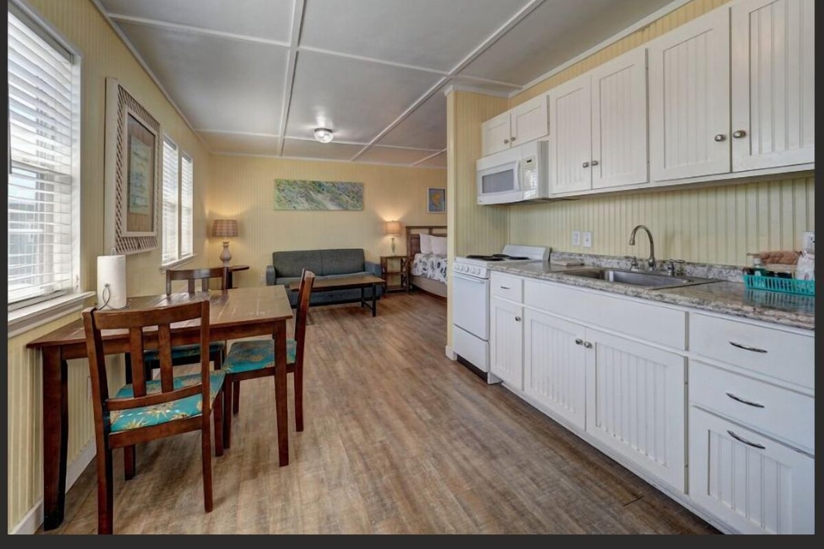 Deluxe Cottage | Iron/ironing board, WiFi (free), individually furnished, bed sheets