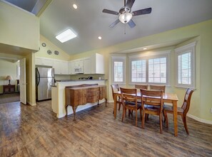 Muebles diferentes, tabla de planchar con plancha y wifi gratis 