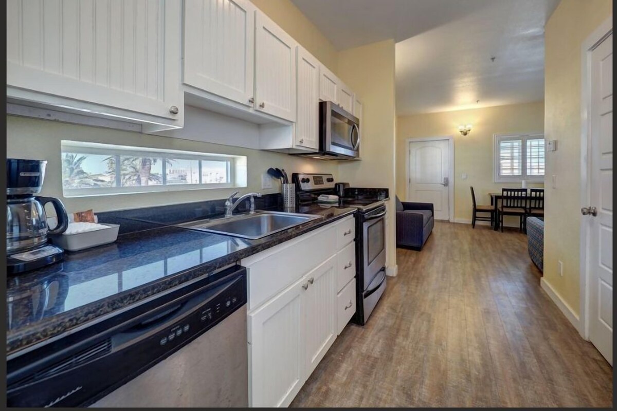 King Suite | Iron/ironing board, WiFi (free), individually furnished, bed sheets