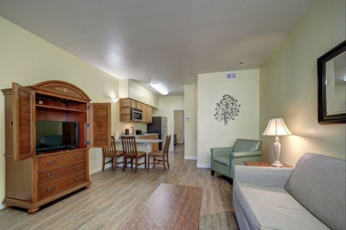 Deluxe Kitchenette | Bathroom | Free toiletries, hair dryer, towels, soap