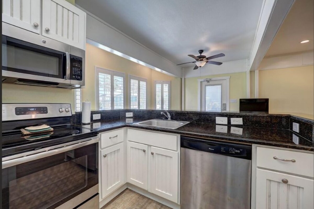 Kitchen Suite | Iron/ironing board, WiFi (free), individually furnished, bed sheets