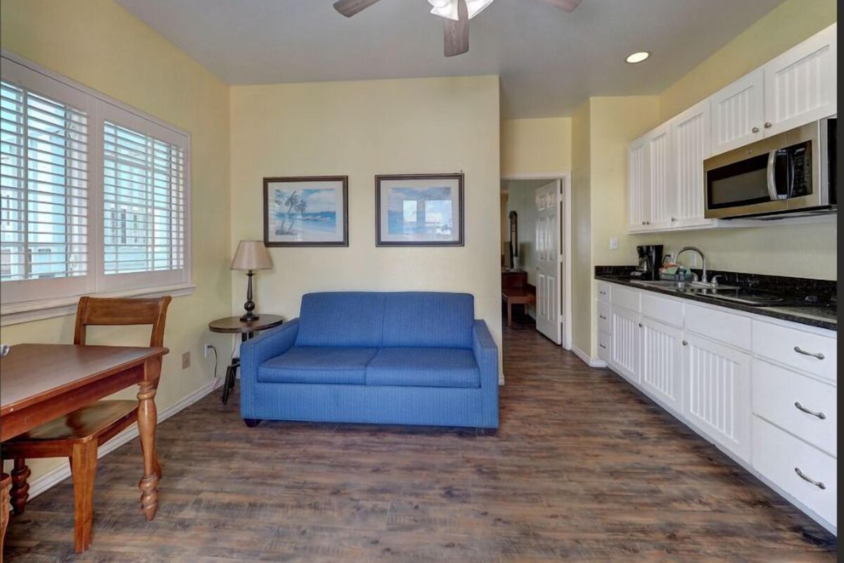Kitchenette | Iron/ironing board, WiFi (free), individually furnished, bed sheets
