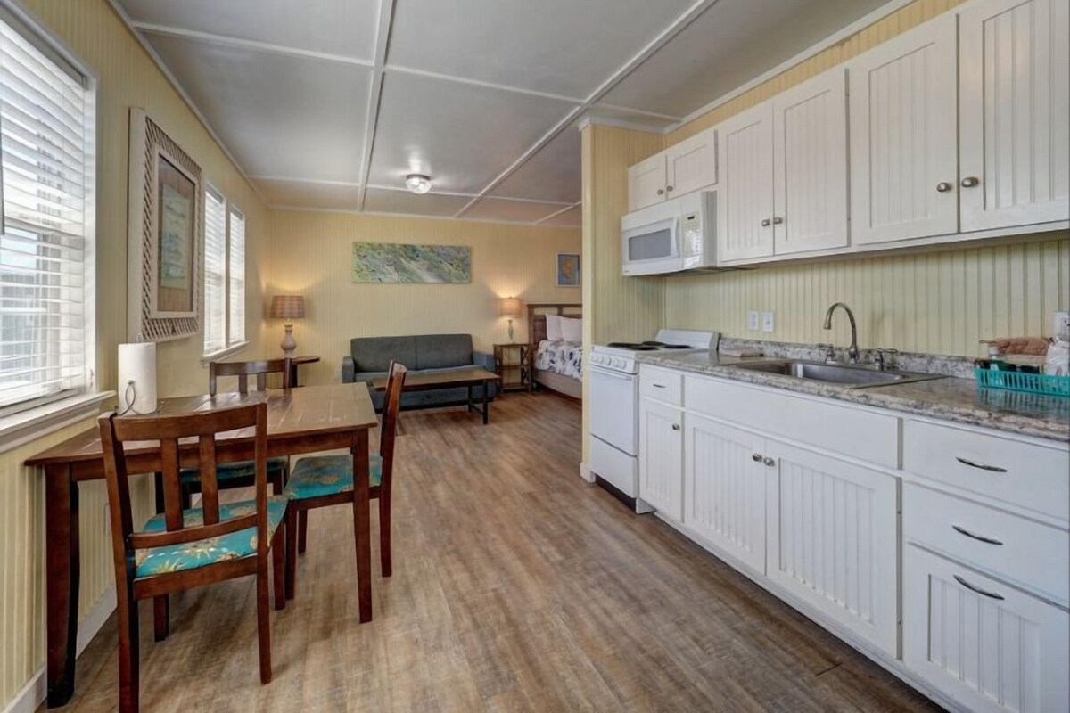 Deluxe Cottage | Iron/ironing board, WiFi (free), individually furnished, bed sheets