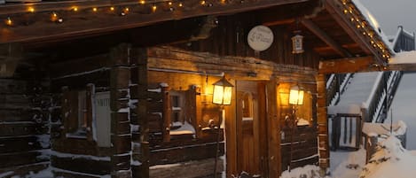 Breakfast and lunch served