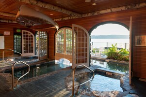 室内游泳池，室外游泳池，日光浴躺椅