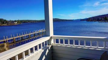 Bay Point Lakeview Queen with Corner Balcony | Terrace/patio