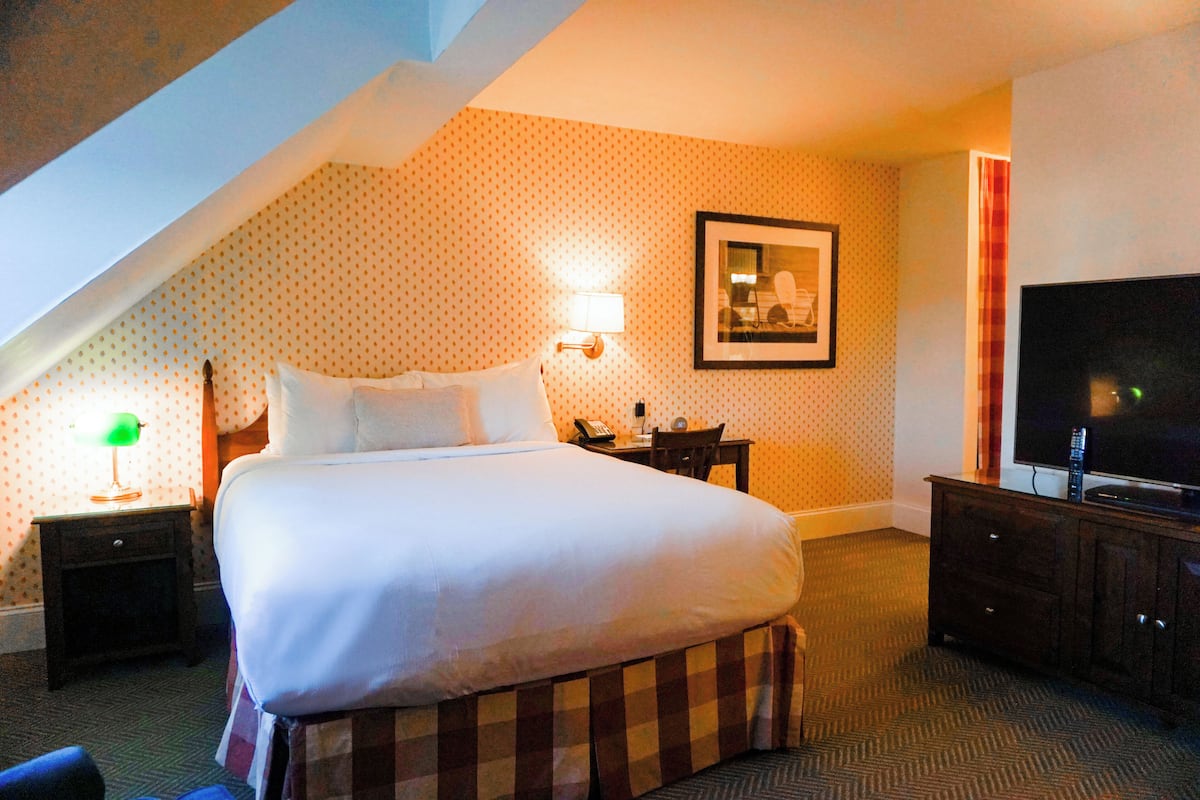 Palmer Inn Standard Queen | 1 bedroom, individually decorated, individually furnished, soundproofing