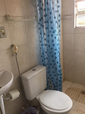 Regadera, secadora de cabello, papel de baño