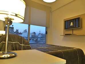 Cubrecamas, cortinas blackout y sistema de insonorización