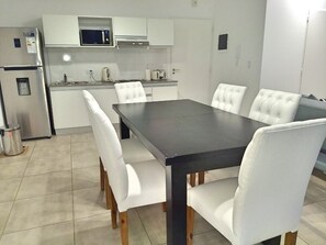 Leilighet – superior, 1 dobbeltseng med sovesofa, terrasse, byutsikt | Eget kjøkken | Kjøleskap, mikrobølgeovn, kaffetrakter/tekoker og kjøkkenutstyr