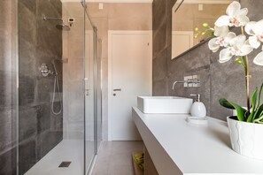 Apartamento, 4 quartos | Banheiro | Chuveiro, bidê, toalhas de banho 