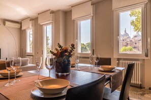 Apartment, 4 Schlafzimmer | Essbereich im Zimmer