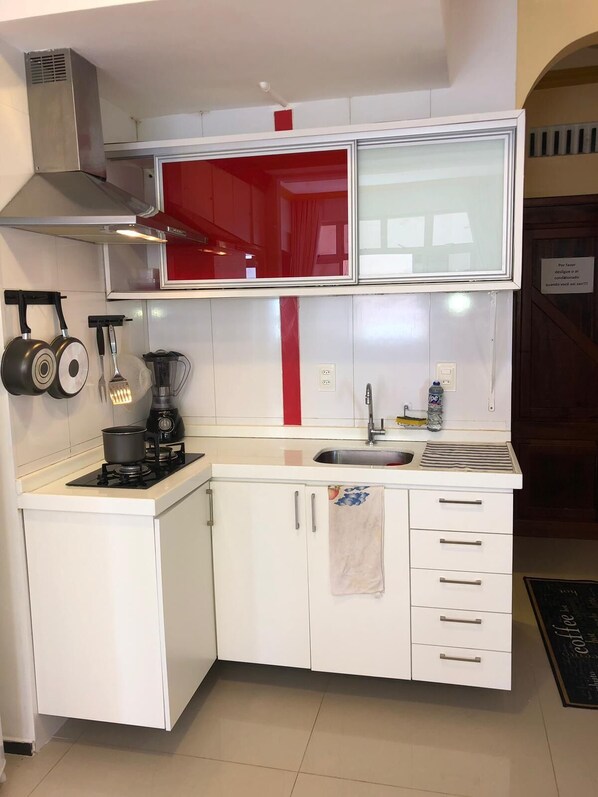 Kühlschrank, Herdplatte, Mixer, Kochgeschirr/Geschirr/Besteck