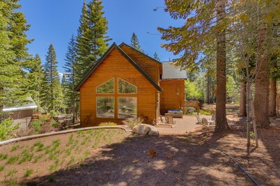 Heated Indoor Pool, Arcade, Skeeball, Sauna, Foosball, Pool Table, Spa, Grill – Heavenly Escape