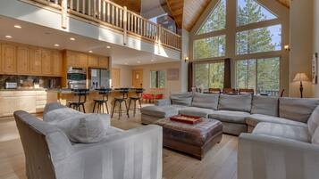 TV, caminetto, videogiochi, tavolo da calcetto