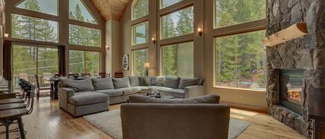 Televisión, chimenea, videojuegos y futbolito