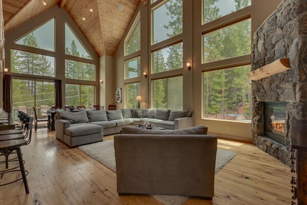 TV, fireplace, video games, table football - Heated Indoor Pool, Arcade, Skeeball, Sauna, Foosball, Pool Table, Spa, Grill โ Heavenly Escape (South Lake Tahoe)