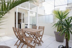 Outdoor dining - Liiiving in Porto | Terrace Downtown Apartment (Porto)