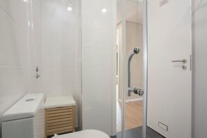Shower, hair dryer, towels - Liiiving in Porto | Terrace Downtown Apartment (Porto)