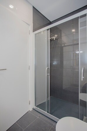 Shower, hair dryer, towels - Liiiving in Porto | Terrace Downtown Apartment (Porto)