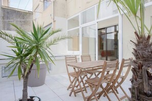 Outdoor dining - Liiiving in Porto | Terrace Downtown Apartment (Porto)