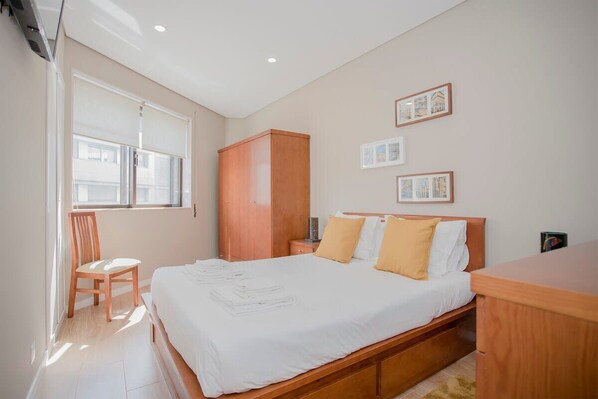 2 bedrooms, iron/ironing board, WiFi, bed sheets - Liiiving in Porto | Terrace Downtown Apartment (Porto)