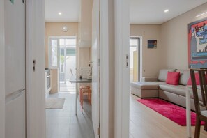 TV, offices - Liiiving in Porto | Terrace Downtown Apartment (Porto)
