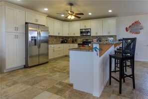 Geladeira, micro-ondas, cooktop, lava-louças