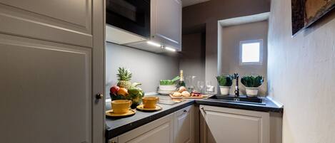 Fridge, oven, dishwasher, coffee/tea maker