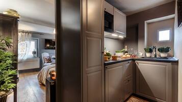 Kühlschrank, Ofen, Geschirrspüler, Wasserkocher mit Kaffee-/Teezubehör