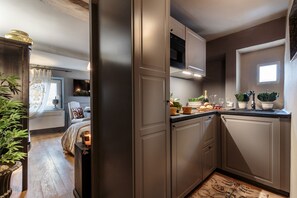 Fridge, oven, dishwasher, coffee/tea maker