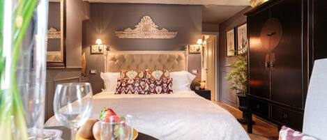 1 dormitorio y tabla de planchar con plancha