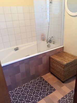 Haartrockner, Handtücher, Shampoo, Toilettenpapier