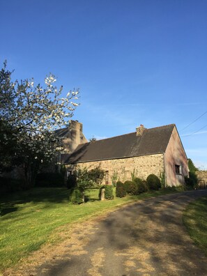 Exterior - French Holiday House Brittany France Good Location sleeps 6 Large Garde (Calanhel)