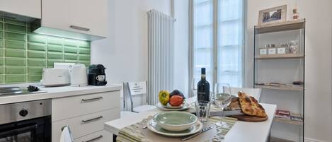 Kühlschrank, Mikrowelle, Wasserkocher mit Kaffee-/Teezubehör, Toaster