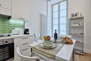 Kühlschrank, Mikrowelle, Wasserkocher mit Kaffee-/Teezubehör, Toaster