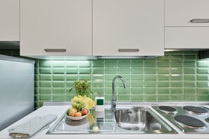 Kühlschrank, Mikrowelle, Wasserkocher mit Kaffee-/Teezubehör, Toaster