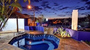 2 outdoor pools