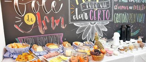 Een buffet met diverse gerechten en een schoolbord met inspirerende teksten.
