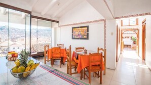 Comfort Room, 1 Queen Bed | Breakfast area | Free daily continental breakfast - Hostal Puma's House (Cusco)