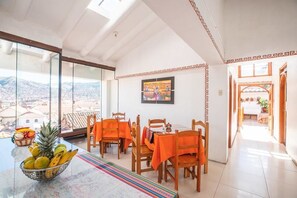 Comfort Room, 1 Queen Bed | Breakfast area | Free daily continental breakfast