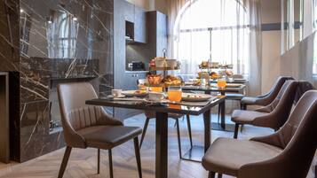 Dagelijks continentaal ontbijt (EUR 12 per persoon)