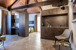 Family Suite, Kitchenette | Private kitchen | Fridge, coffee/tea maker, electric kettle - NEMAN Maison Experience I Pantheon (Rome)