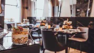 每日供應歐陸早餐 (每人 EUR12)