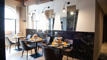 Tägliches kontinentales Frühstück (12 EUR pro Person)