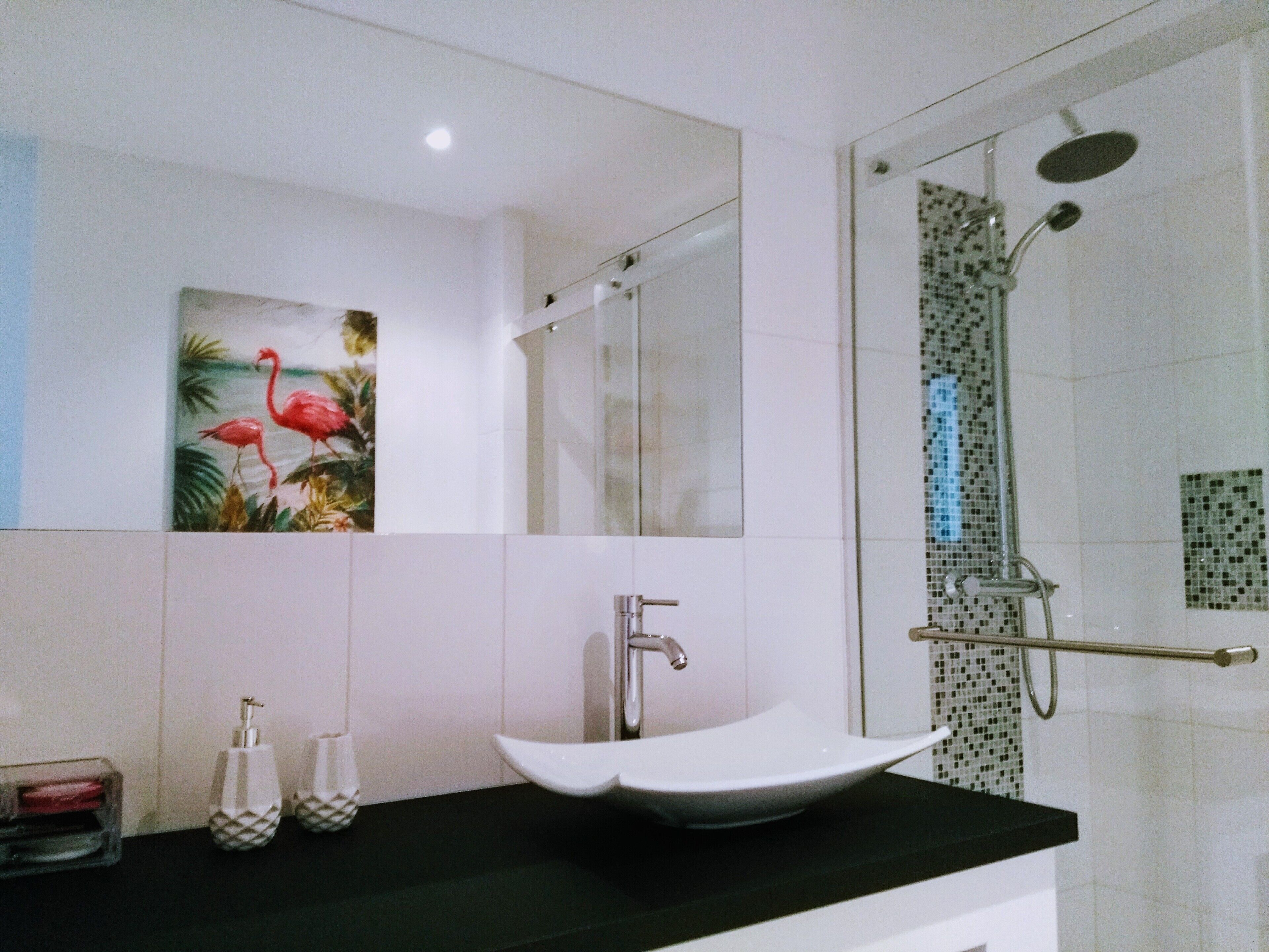 淋浴设施、吹风机、毛巾、卫生纸