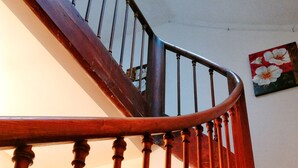 A wooden staircase with a glass panel on the upper landing. - Notre Dame Chauvigny - Chambres d'hôtes (Chauvigny)
