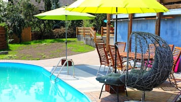 Kolam renang outdoor musiman