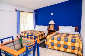 Escritorio, espacio para trabajar con laptop y ropa de cama 